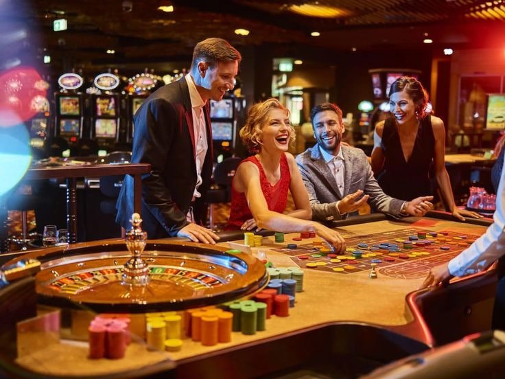 Dealer live casino profesional sedang membagikan kartu di meja permainan kasino