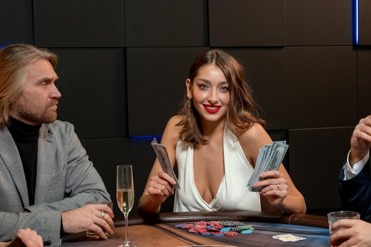 Pengguna v77game menikmati hiburan slots dengan tema neon modern di perangkat mobile